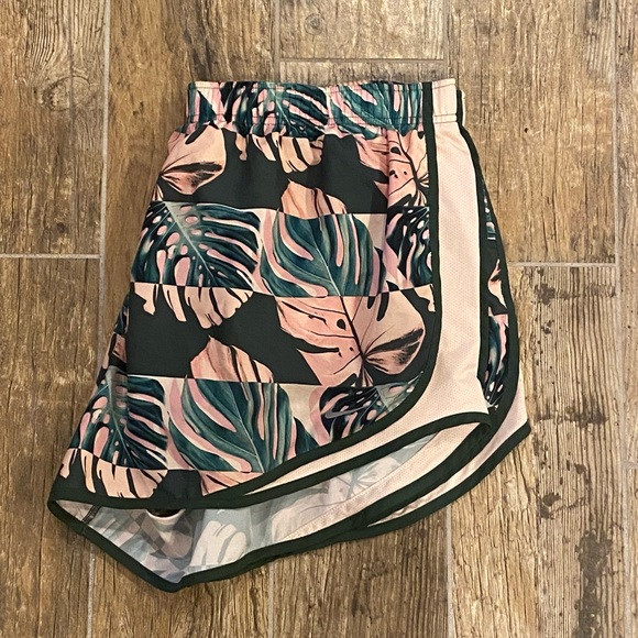 Nike Women’s Tempo Dry Fit 3” Printed Running Shorts - Picture 5 of 8